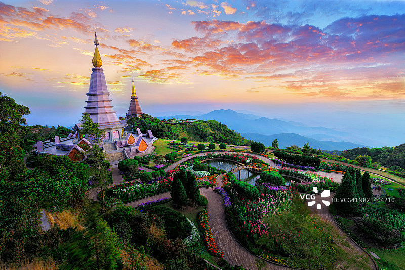 泰国清迈茵他侬山国王与王后宝塔日出美景图片素材