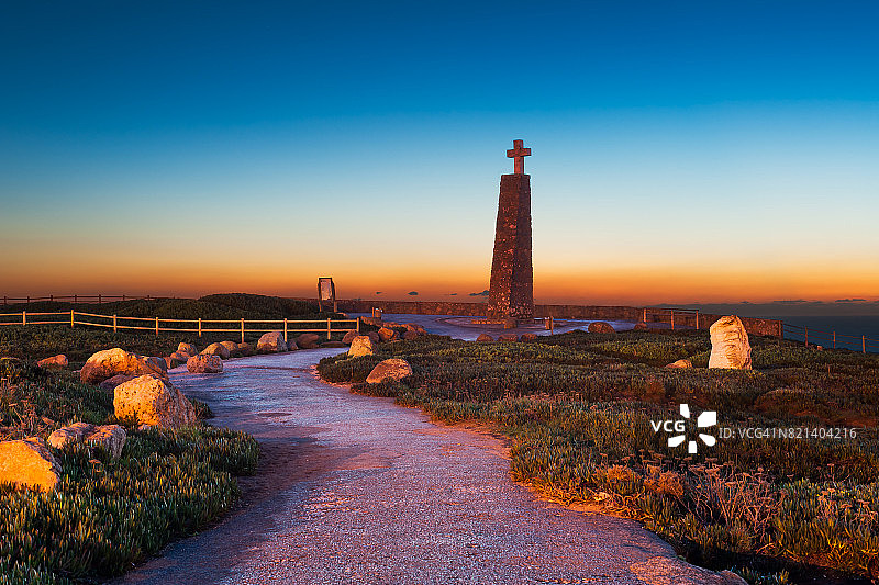 黄昏时分的罗卡角十字架图片素材