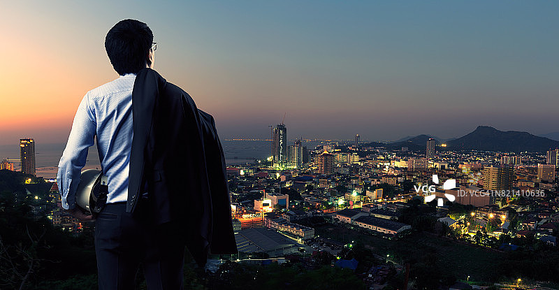 工程师在夜间查看城市建设工作图片素材