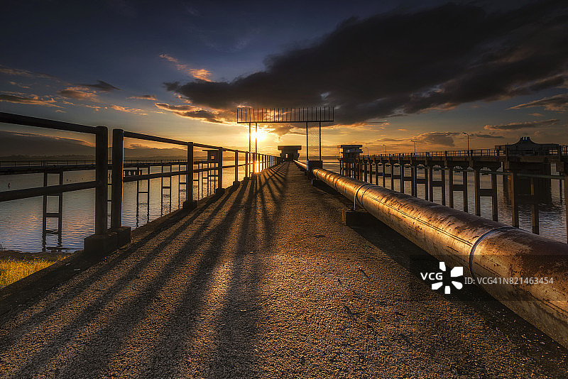 清晨的泄洪闸图片素材