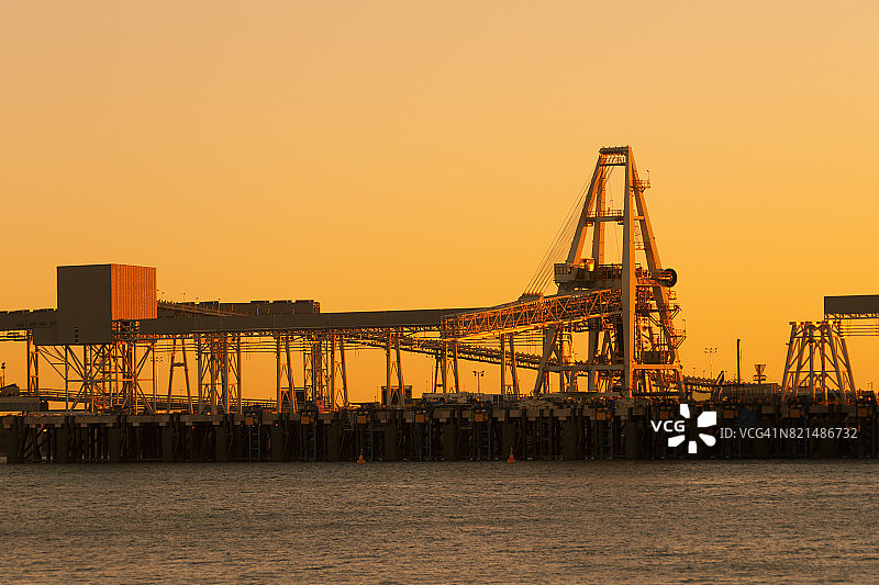 澳大利亚黑德兰港的铁矿石装载机械图片素材