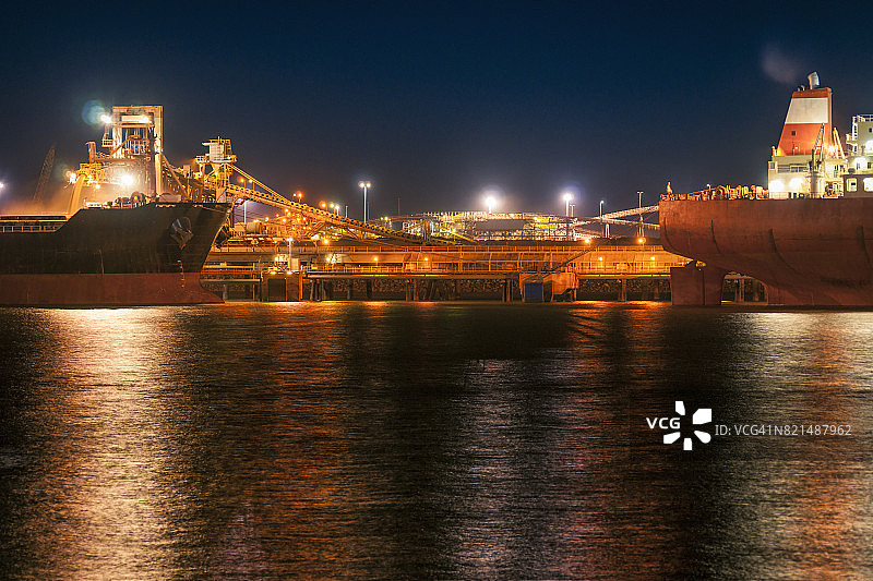 澳大利亚黑德兰港的铁矿石船和装载机械（夜景）图片素材