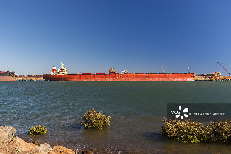 澳大利亚黑德兰港的铁矿石船图片素材