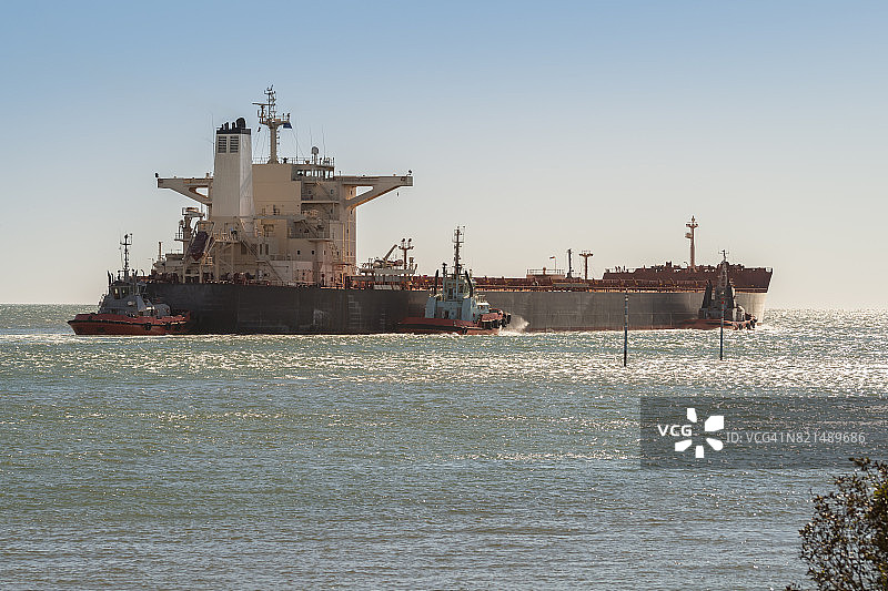 铁矿石船和拖船离开澳大利亚黑德兰港图片素材