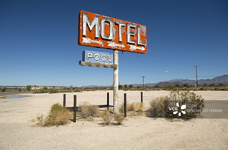 美国亚利桑那州莫哈维县丝兰镇的废弃汽车旅馆标志图片素材