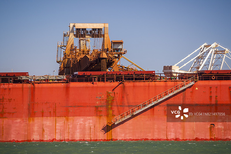 澳大利亚黑德兰港的铁矿石货船装载图片素材