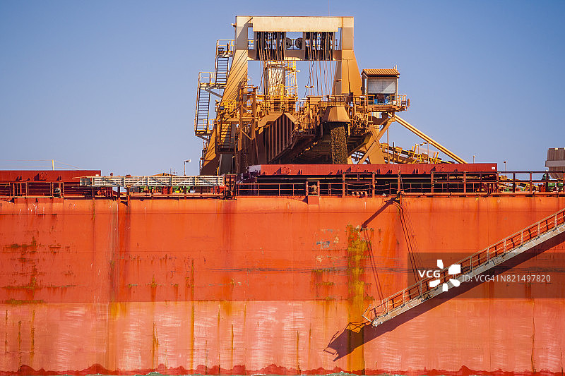 在澳大利亚黑德兰港装载停泊的铁矿石船图片素材