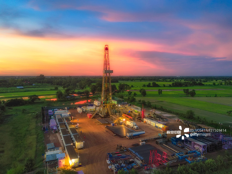 泰国彭世洛府宗盛颂堪县PTTEP公司石油钻井平台与稻田航拍图片素材