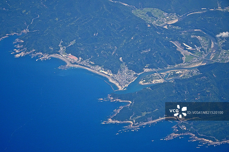 飞机航拍日本和歌山县白滨町海滩海岸线图片素材