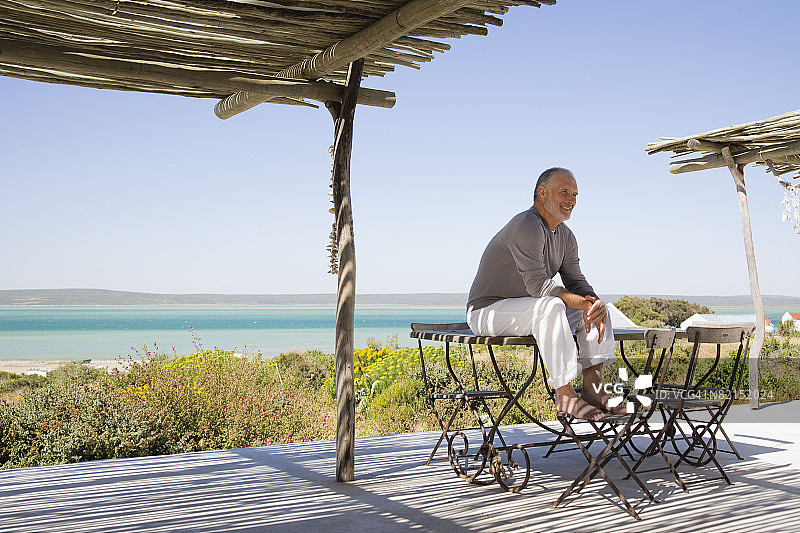 户外思考的男人图片素材