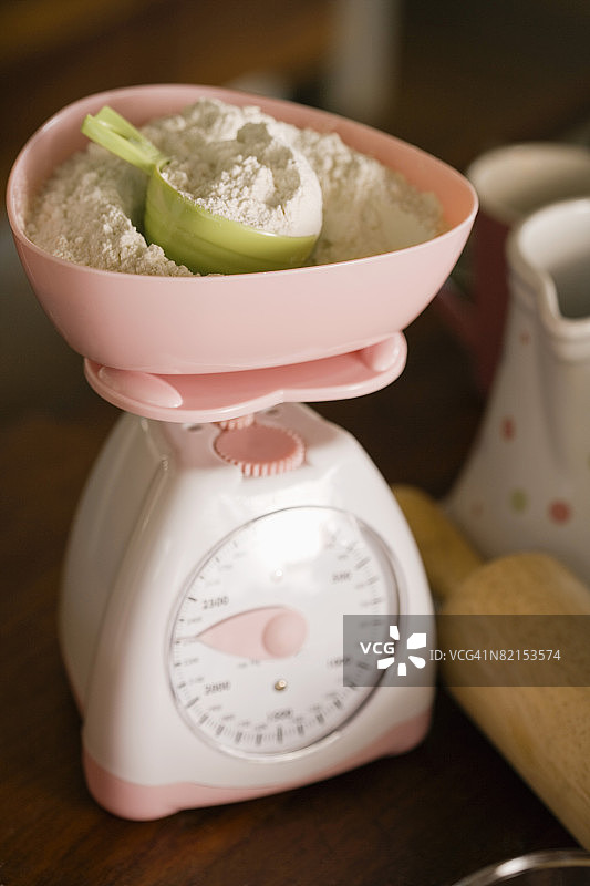 烘焙秤中的面粉图片素材