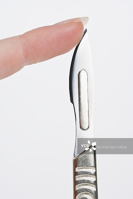 触摸手术刀的人图片素材