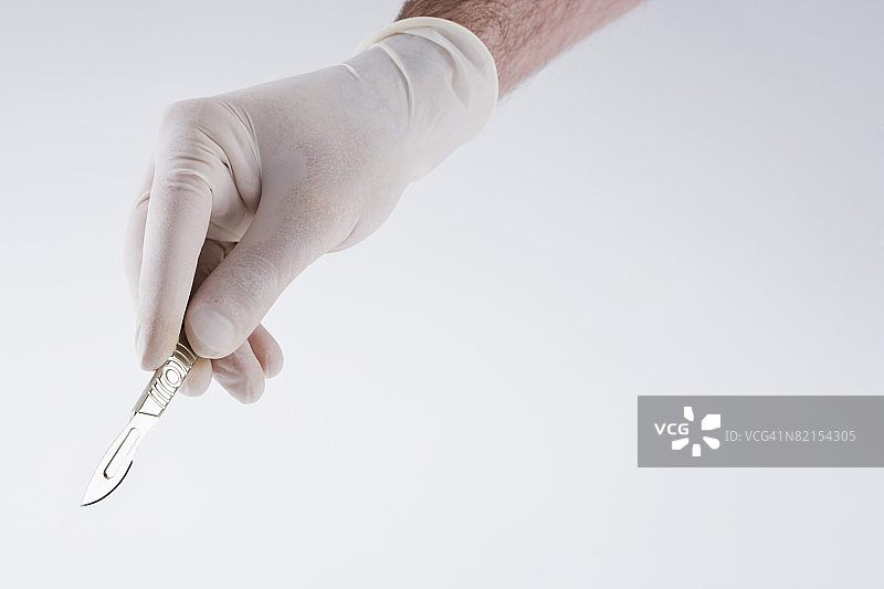 手持手术刀的人图片素材