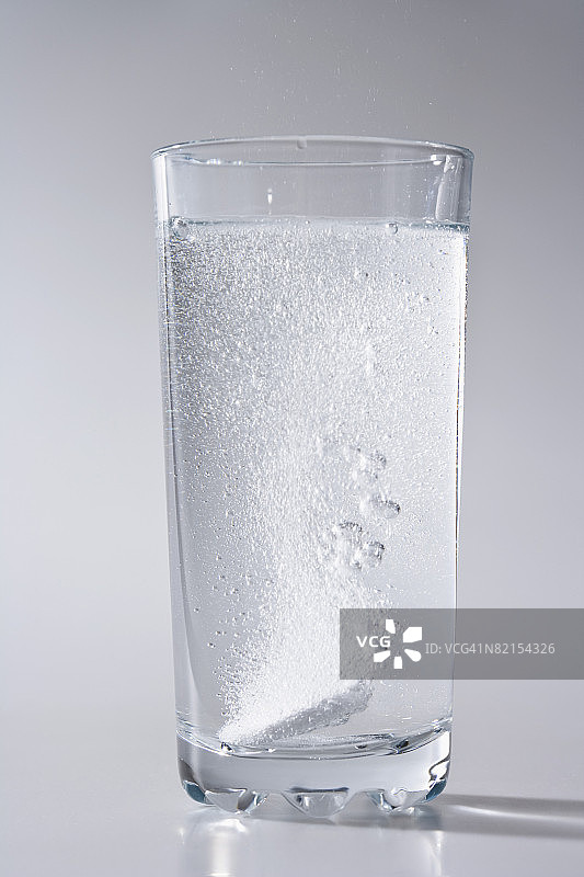 在水中溶解的药丸图片素材