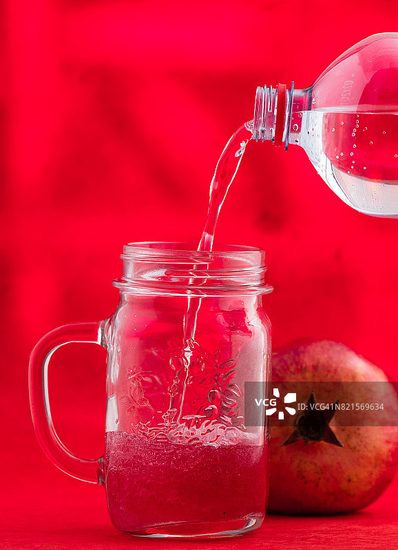 石榴糖浆气泡水罐图片素材