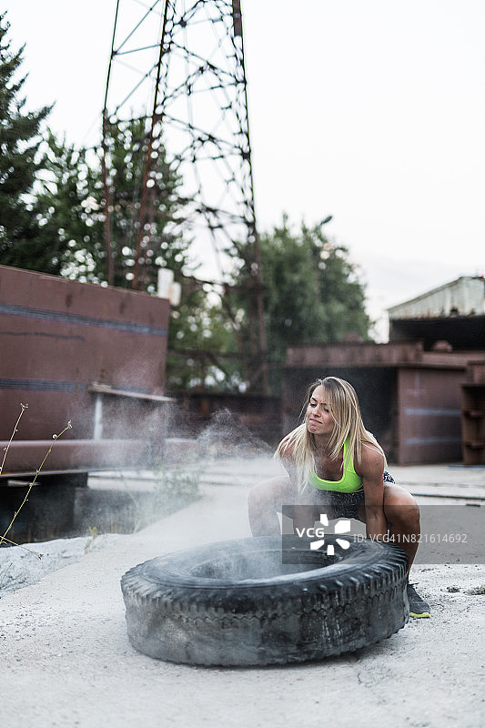 女人用轮胎锻炼图片素材