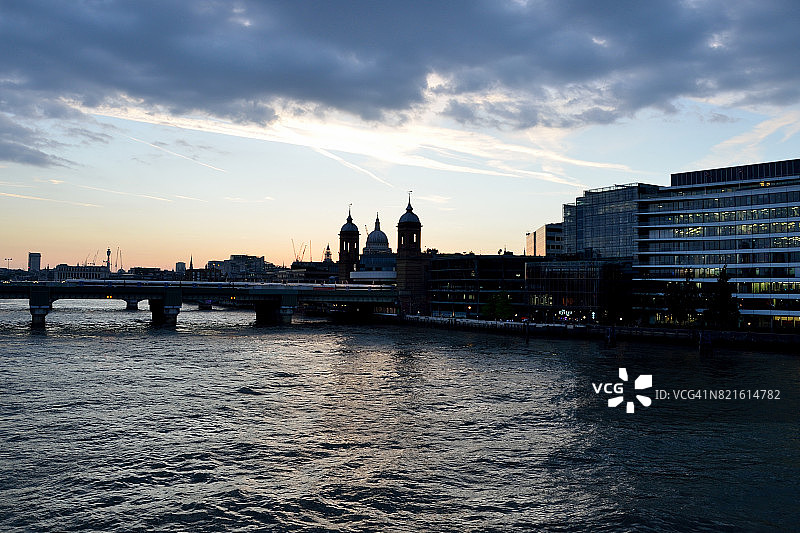 泰晤士河黄昏景色图片素材