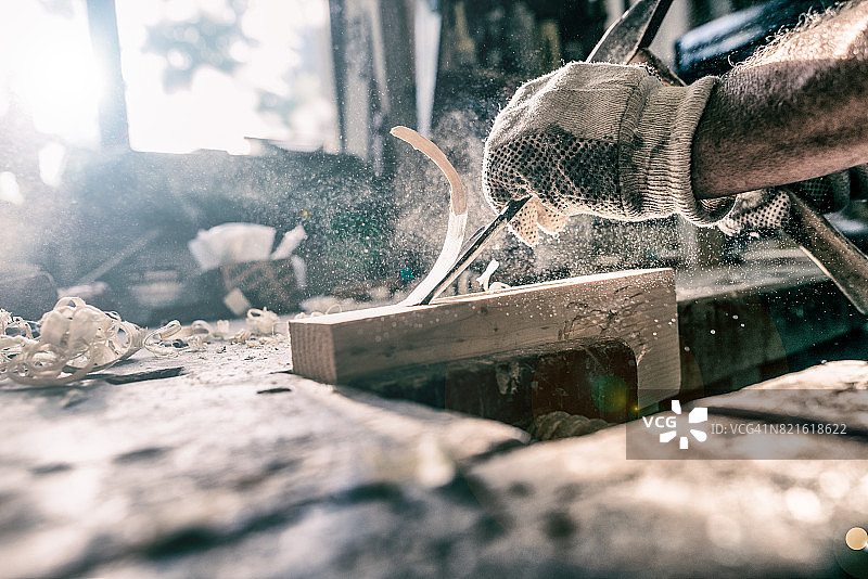 经验丰富的木匠用凿子雕刻木头图片素材