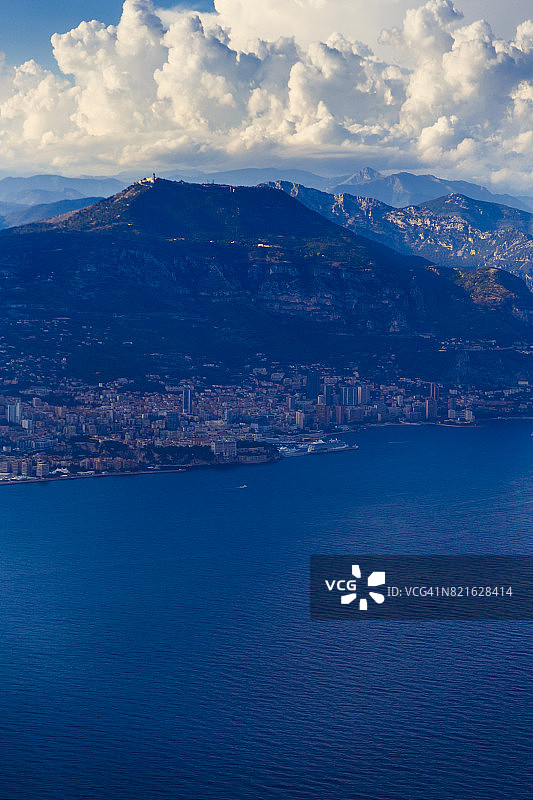 法国蓝色海岸海岸线鸟瞰图（尼斯降落）图片素材