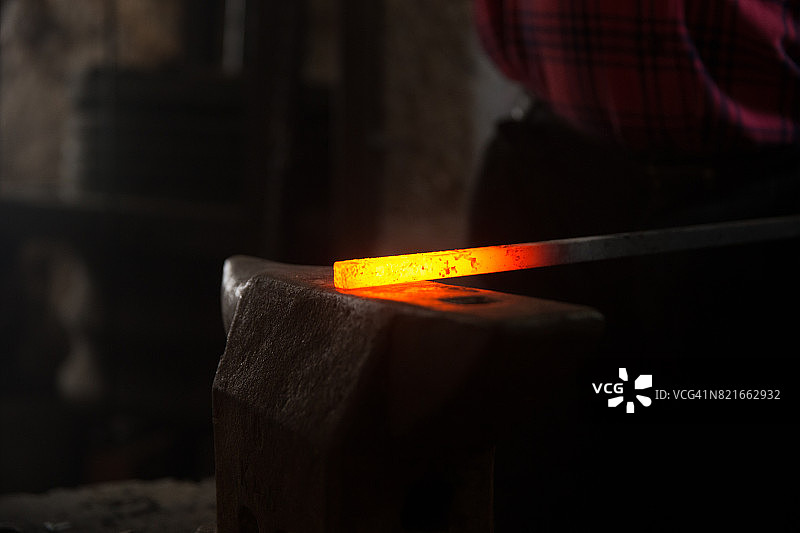 铁匠铺中铁砧上的炽热铁块图片素材