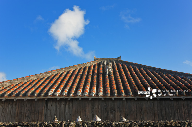 冲绳县竹富岛传统瓦屋顶上的石狮子图片素材