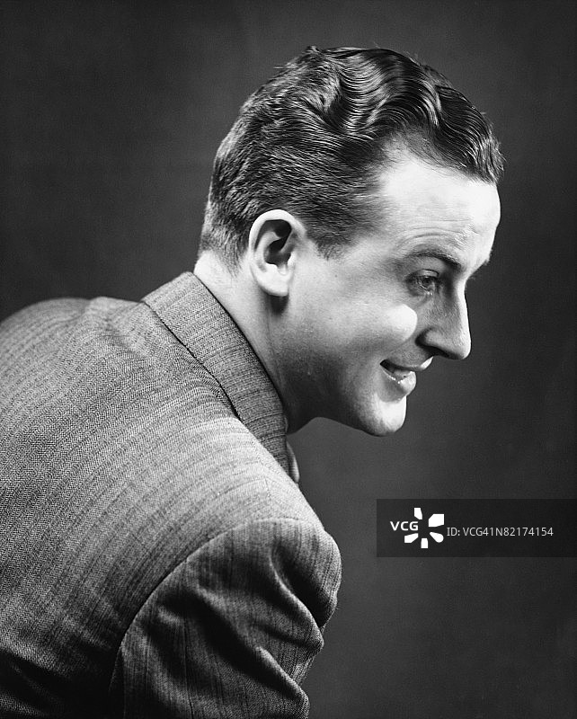 影棚里的男人黑白肖像图片素材