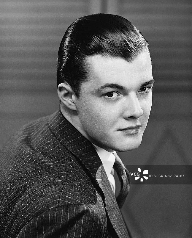 穿细条纹夹克的年轻男人（黑白肖像）图片素材