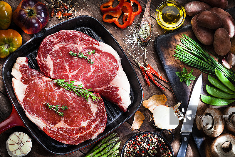 烹饪牛排片图片素材