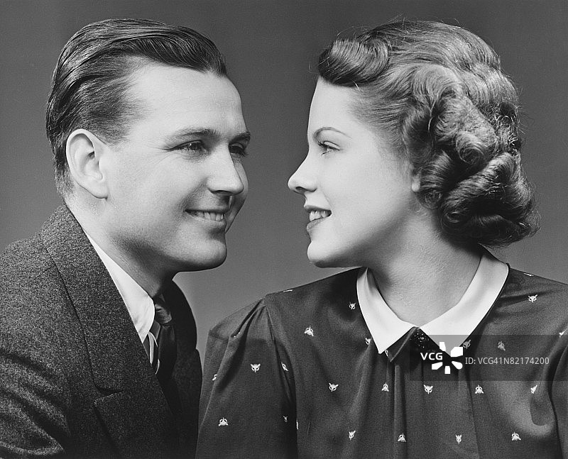 影棚内深情对视的年轻情侣（黑白肖像）图片素材