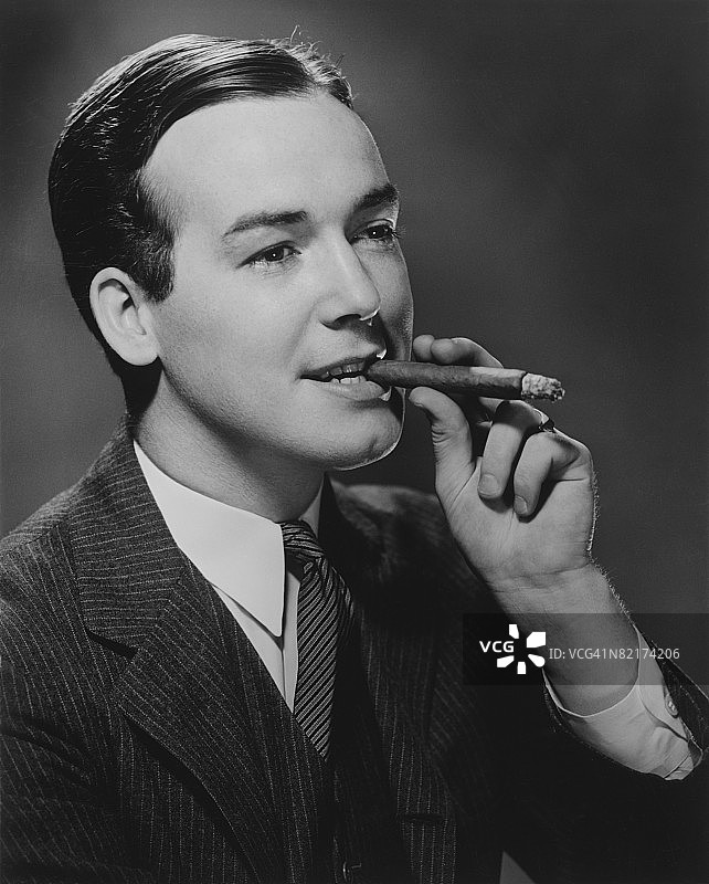 男人在工作室抽雪茄，黑白肖像图片素材