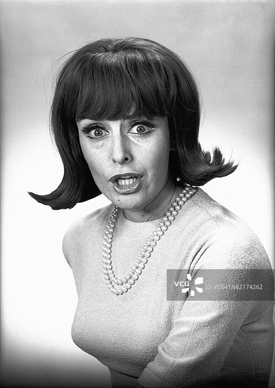 在工作室做鬼脸的女人（黑白肖像）图片素材