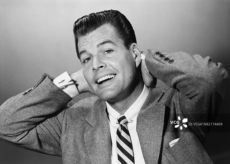 在工作室里伸展的微笑男人（黑白肖像）图片素材