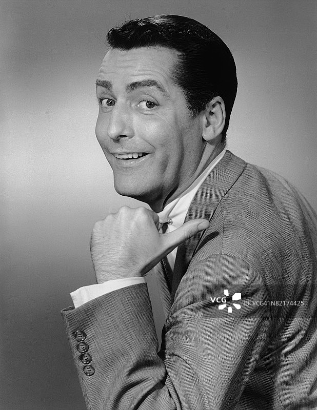 在工作室里微笑的男人（黑白肖像）图片素材