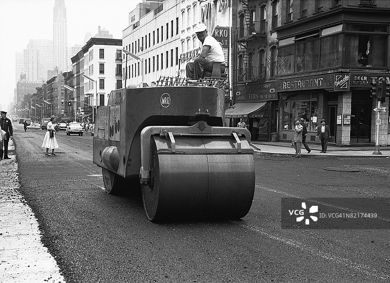 街道上的压路机（黑白照片）图片素材