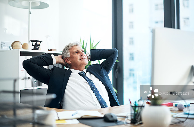 坐下来，观看你的辛勤工作得到回报图片素材