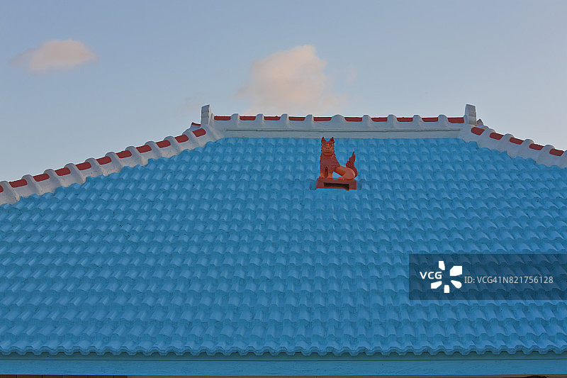 日本冲绳传统瓦屋顶上的石狮子图片素材