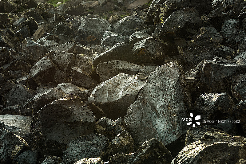 亚美尼亚格加马山脉岩石上的动物岩画图片素材