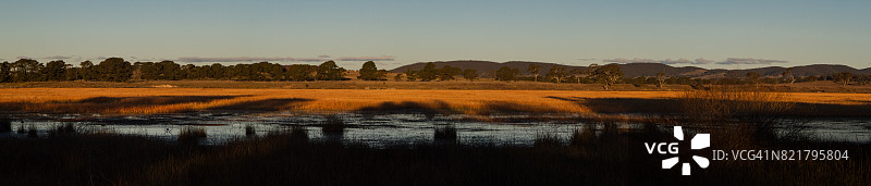 日落时分的乔治湖风光图片素材