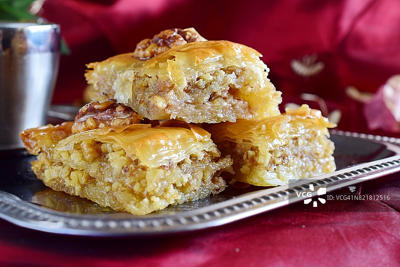 希腊传统果仁蜜饼，金属托盘，咖啡杯图片素材