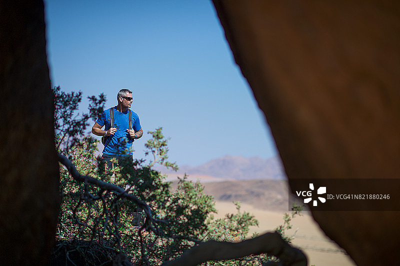 背着背包在巨石间的男人图片素材