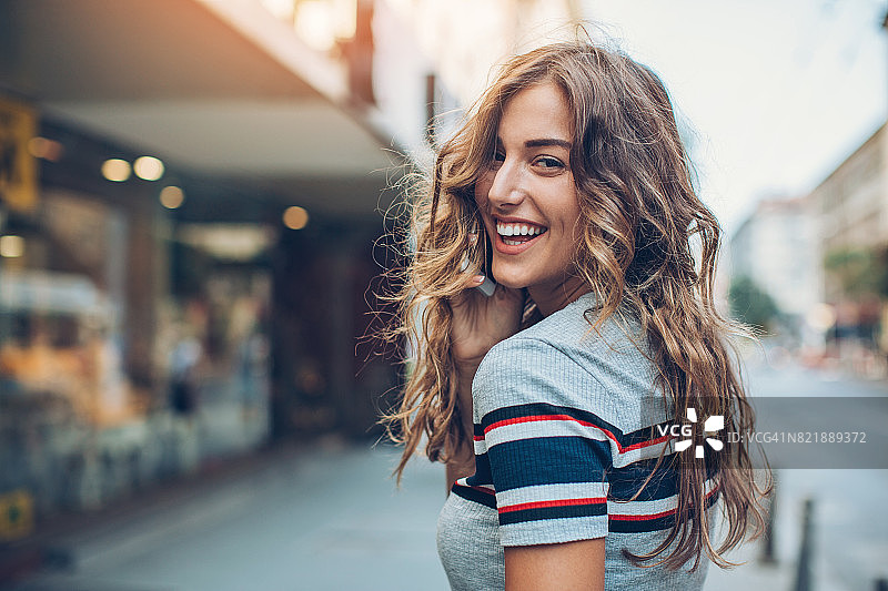 回眸的漂亮女人图片素材