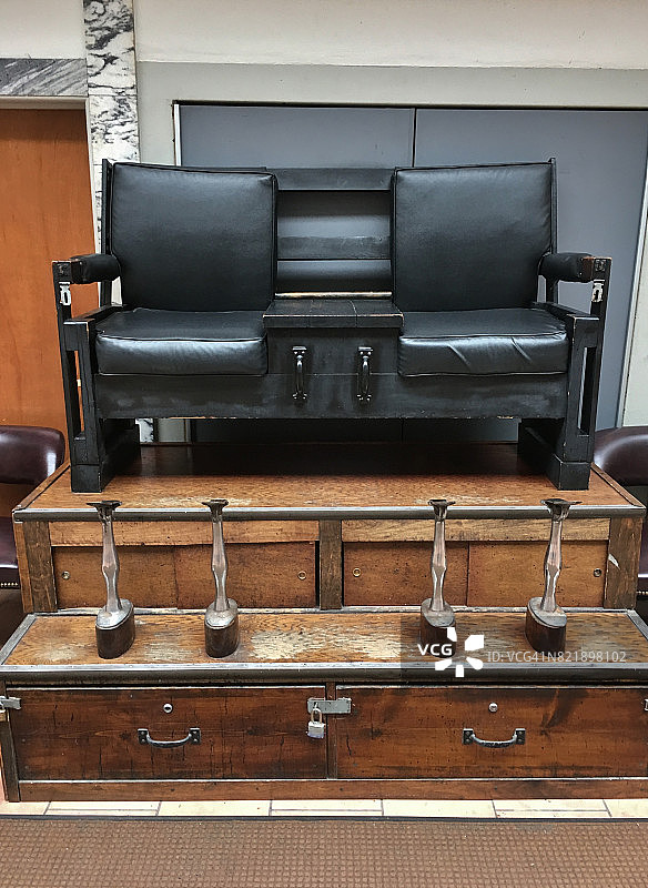 街头摊贩为顾客擦鞋和抛光而设的高脚椅图片素材