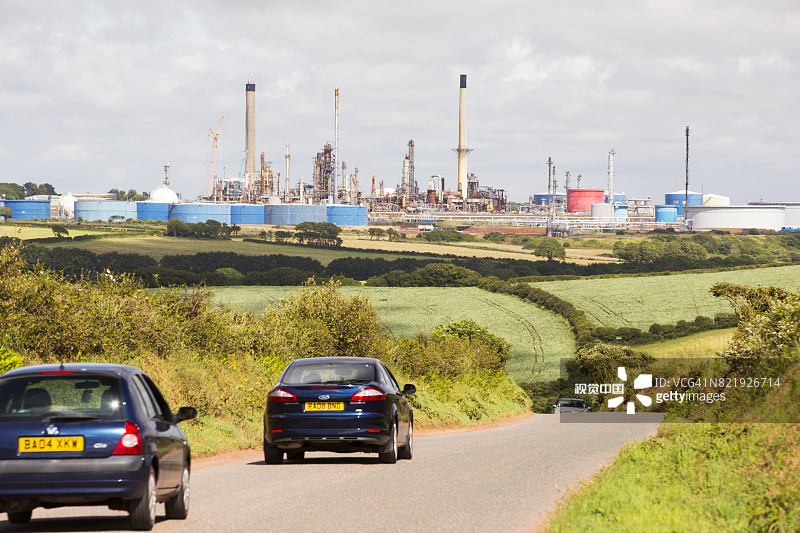 英国威尔士彭布罗克郡罗伯斯顿克罗斯的炼油厂图片素材