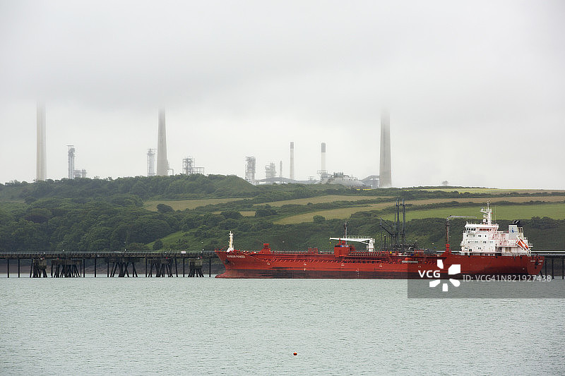 在英国威尔士彭布罗克郡米尔福德黑文的炼油厂卸油的油轮图片素材