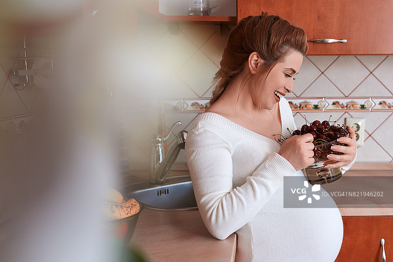 享用一份健康的樱桃碗图片素材