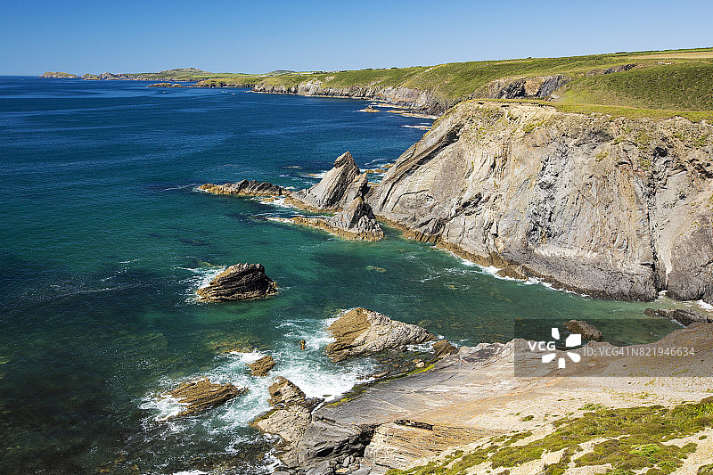 英国威尔士彭布罗克郡索尔瓦和圣戴维斯之间的海岸风光图片素材