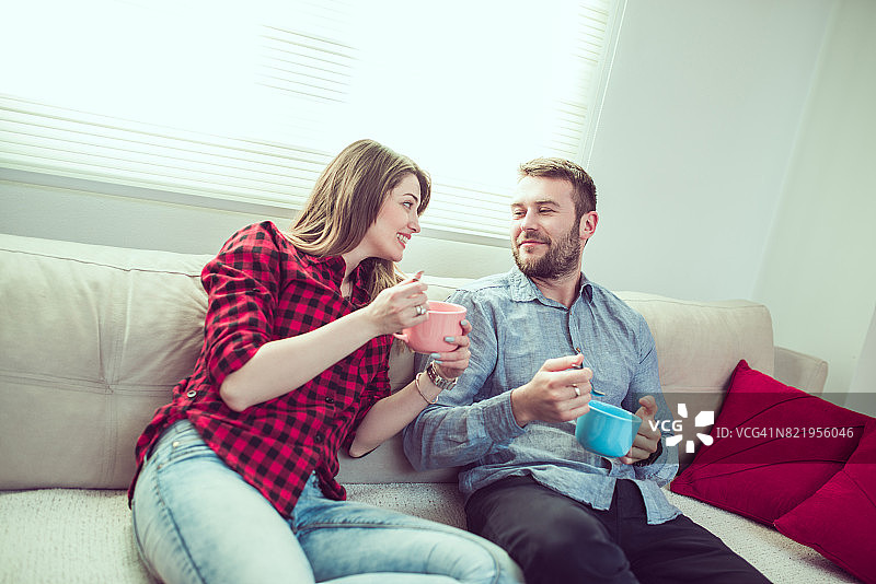有魅力的情侣在早上吃早餐和大笑图片素材