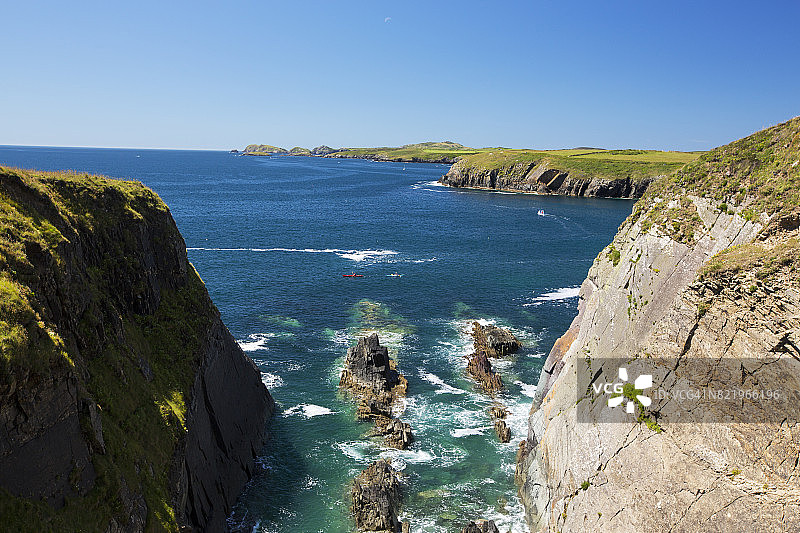 英国威尔士彭布罗克郡索尔瓦和圣戴维斯之间的海岸风光图片素材