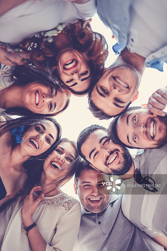 围成一圈的微笑朋友图片素材