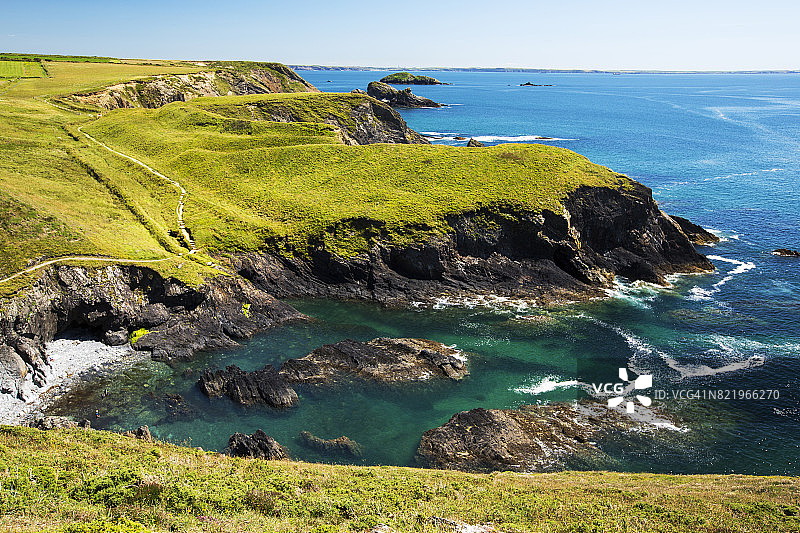 英国威尔士彭布罗克郡索尔瓦和圣戴维斯之间的海岸风光图片素材